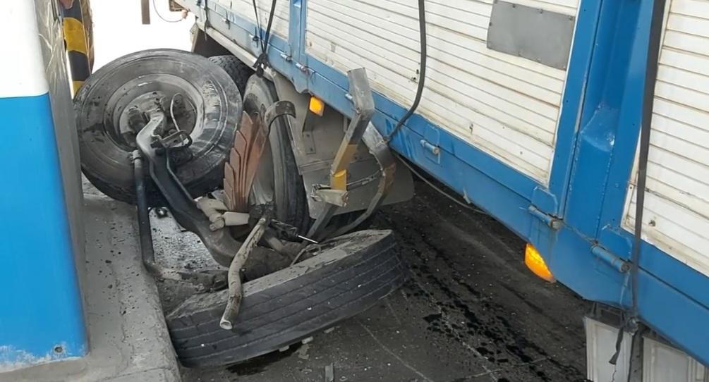 Xe tải tông sập cabin trạm thu phí cao tốc TP HCM - Trung Lương