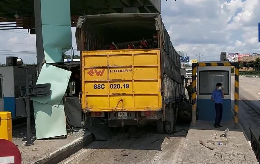 Xe tải tông sập cabin trạm thu phí cao tốc TP HCM - Trung Lương