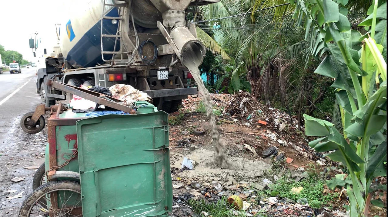 Xe bồn bê tông xả thải, súc rửa phương tiện ngay trên quốc lộ