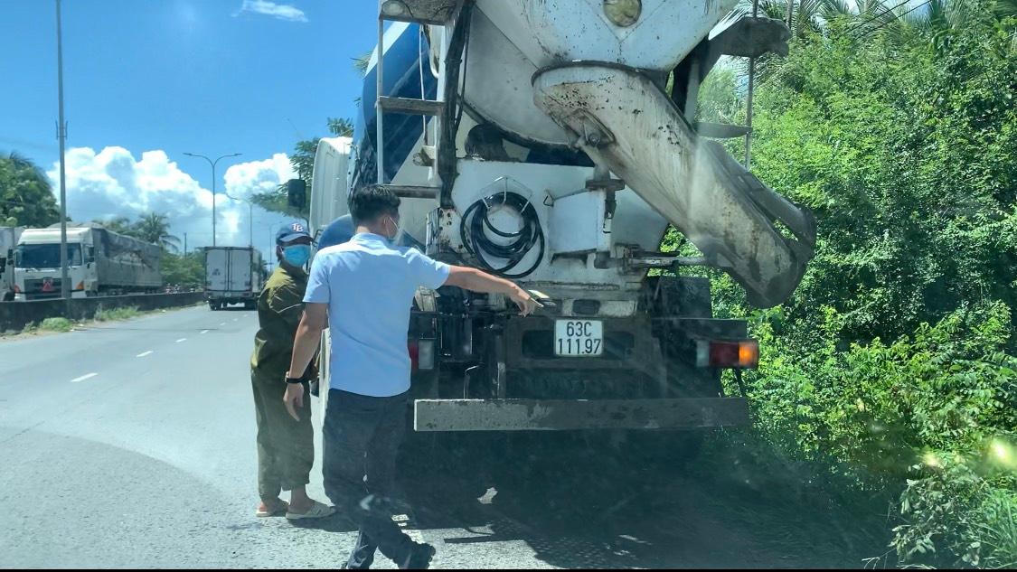 Xe bồn bê tông xả thải, súc rửa phương tiện ngay trên quốc lộ