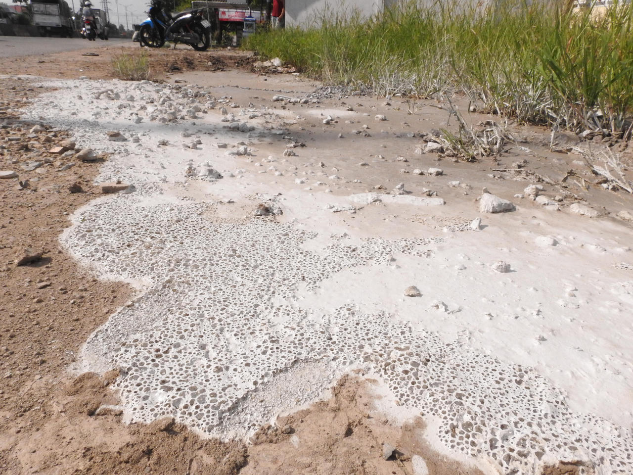 Xe bồn bê tông xả thải, súc rửa phương tiện ngay trên quốc lộ