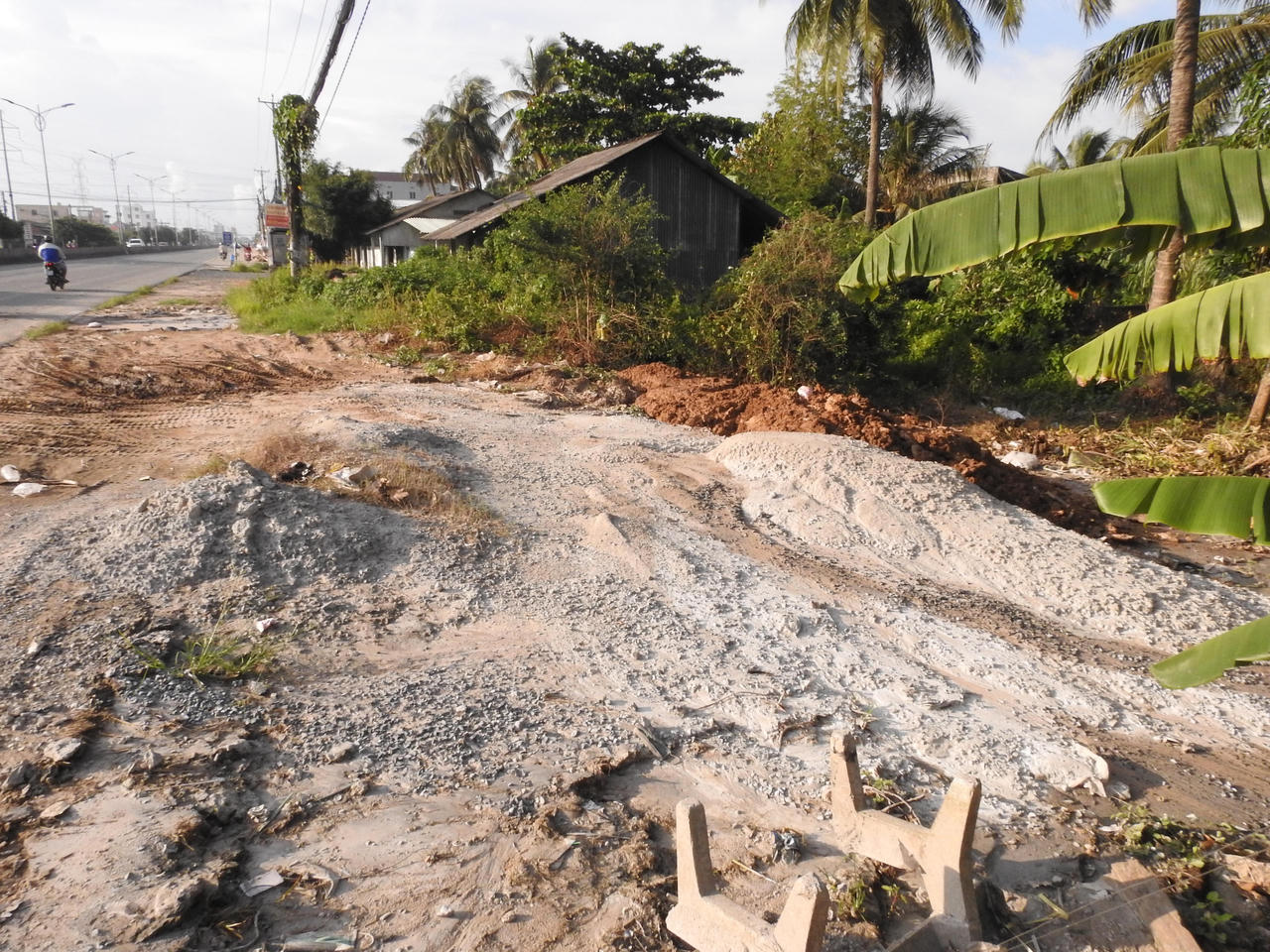 Xe bồn bê tông xả thải, súc rửa phương tiện ngay trên quốc lộ