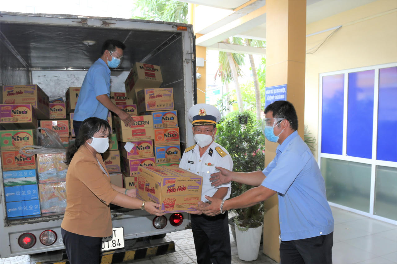 Tổng công ty Tân cảng Sài Gòn tặng quà tại các khu cách ly của TP. Thủ Đức