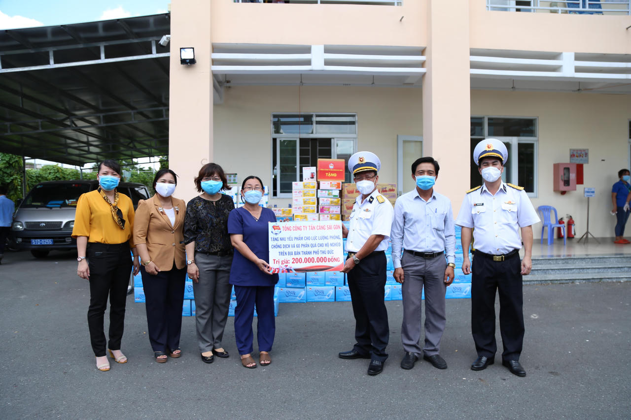 Tổng công ty Tân cảng Sài Gòn tặng quà tại các khu cách ly của TP. Thủ Đức