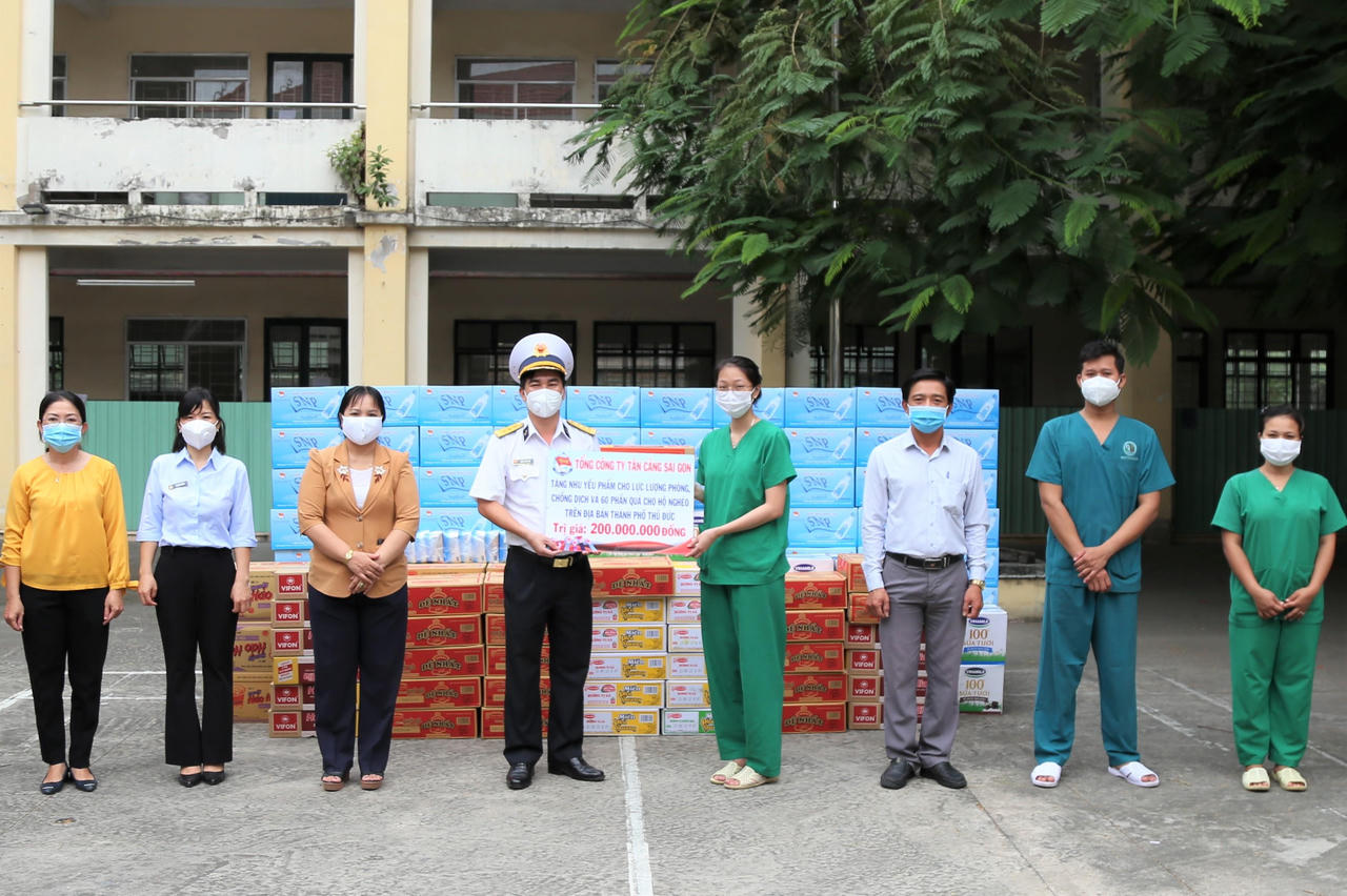 Tổng công ty Tân cảng Sài Gòn tặng quà tại các khu cách ly của TP. Thủ Đức