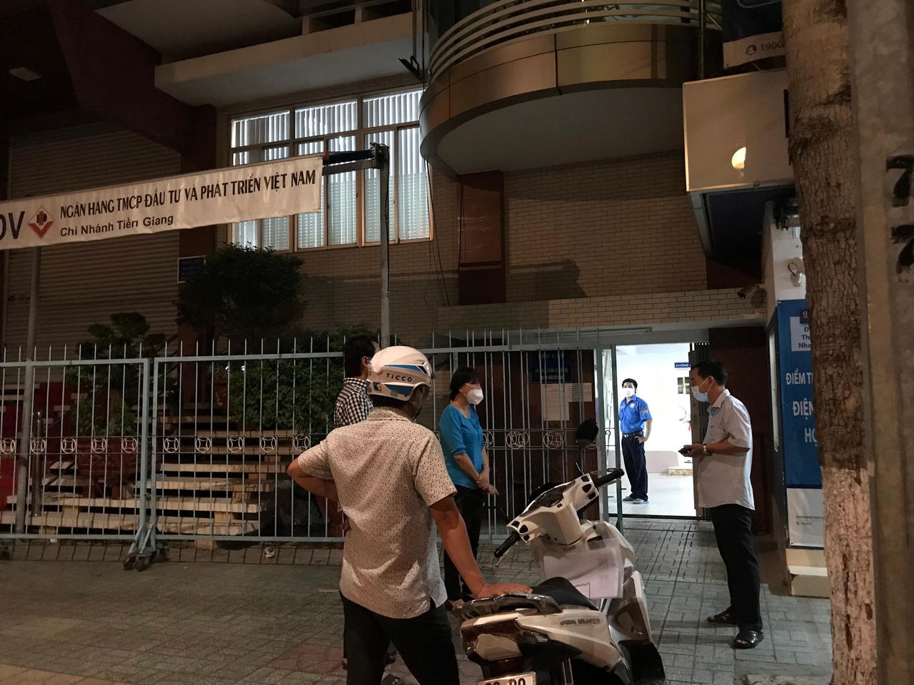 Tiền Giang phát hiện 2 ca nghi nhiễm COVID -19 cùng là nhân viên ngân hàng