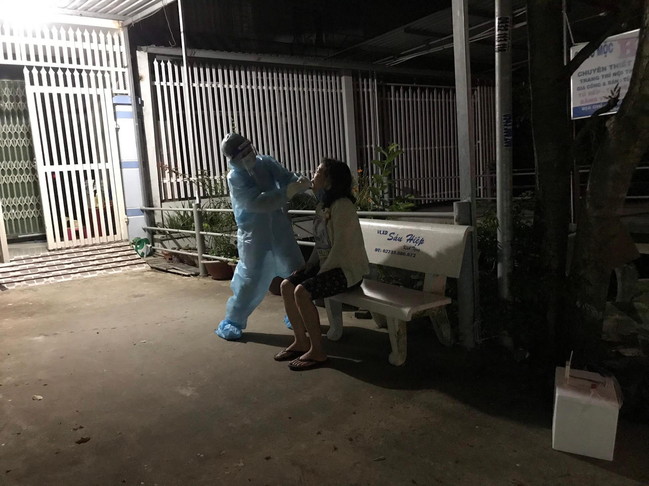 Vợ chồng thầy phó hiệu trưởng trường THPT và 2 người con nghi nhiễm COVID-19