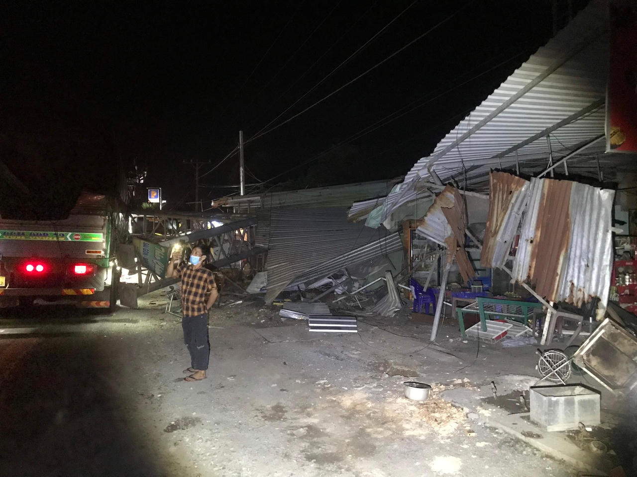 Xe đầu kéo tông sập trụ Giá long môn trên đường dẫn cao tốc, một người tử vong