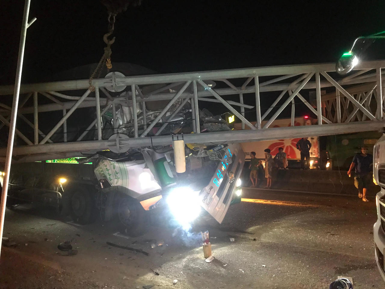 Xe đầu kéo tông sập trụ Giá long môn trên đường dẫn cao tốc, một người tử vong