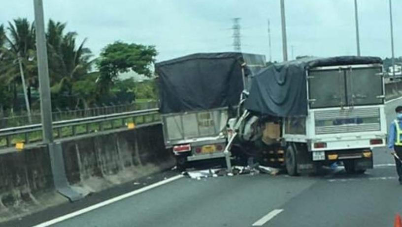 Cabin ô tô tải bẹp dúm khi tông vào đuôi xe đang dừng đỗ