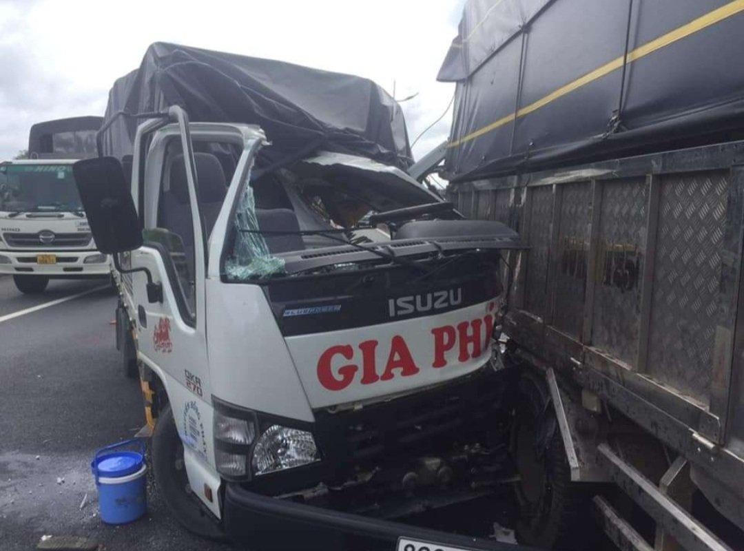 Cabin ô tô tải bẹp dúm khi tông vào đuôi xe đang dừng đỗ