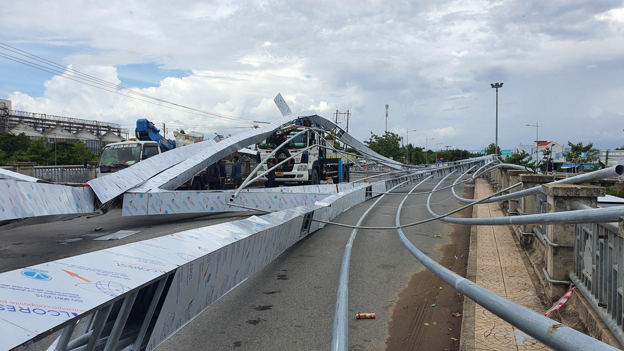 Sập công trình trang trí 4 tỉ đồng trên cầu Maspero gây cản trở giao thông