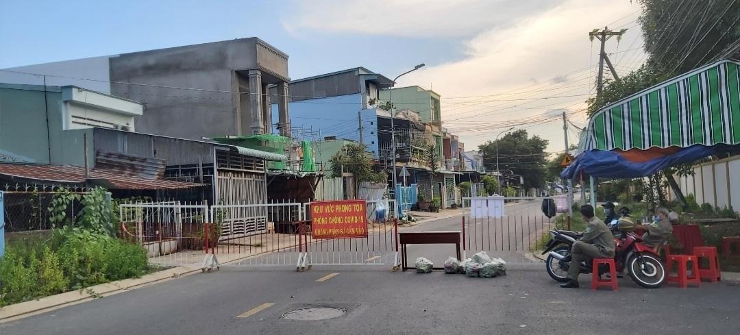 Người phụ nữ cắn tay Thượng úy Công an chảy máu tại chốt phong toả 