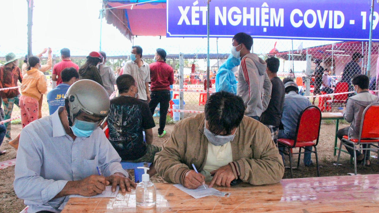 Phát hiện thêm 2 trường hợp dương tính với COVID-19 thông qua các điểm test nhanh