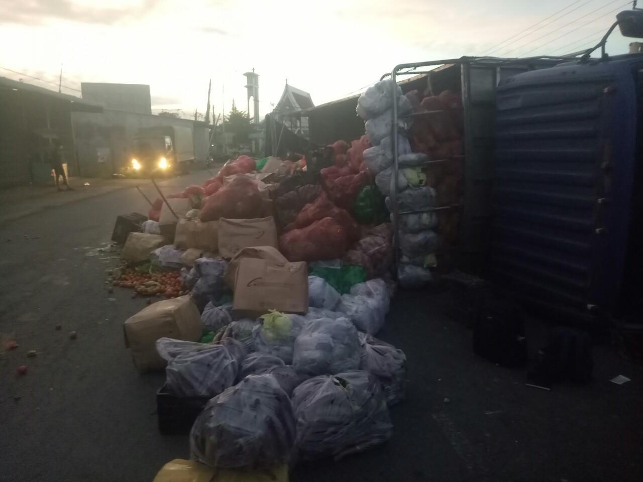 Xe tải tông khiến xe 4 chỗ nát đầu trên đường cao tốc