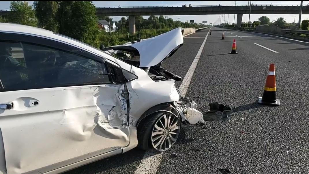 Xe tải tông khiến xe 4 chỗ nát đầu trên đường cao tốc