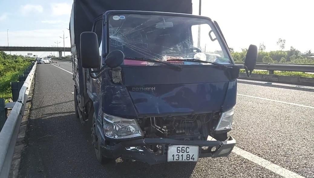 Xe tải tông khiến xe 4 chỗ nát đầu trên đường cao tốc