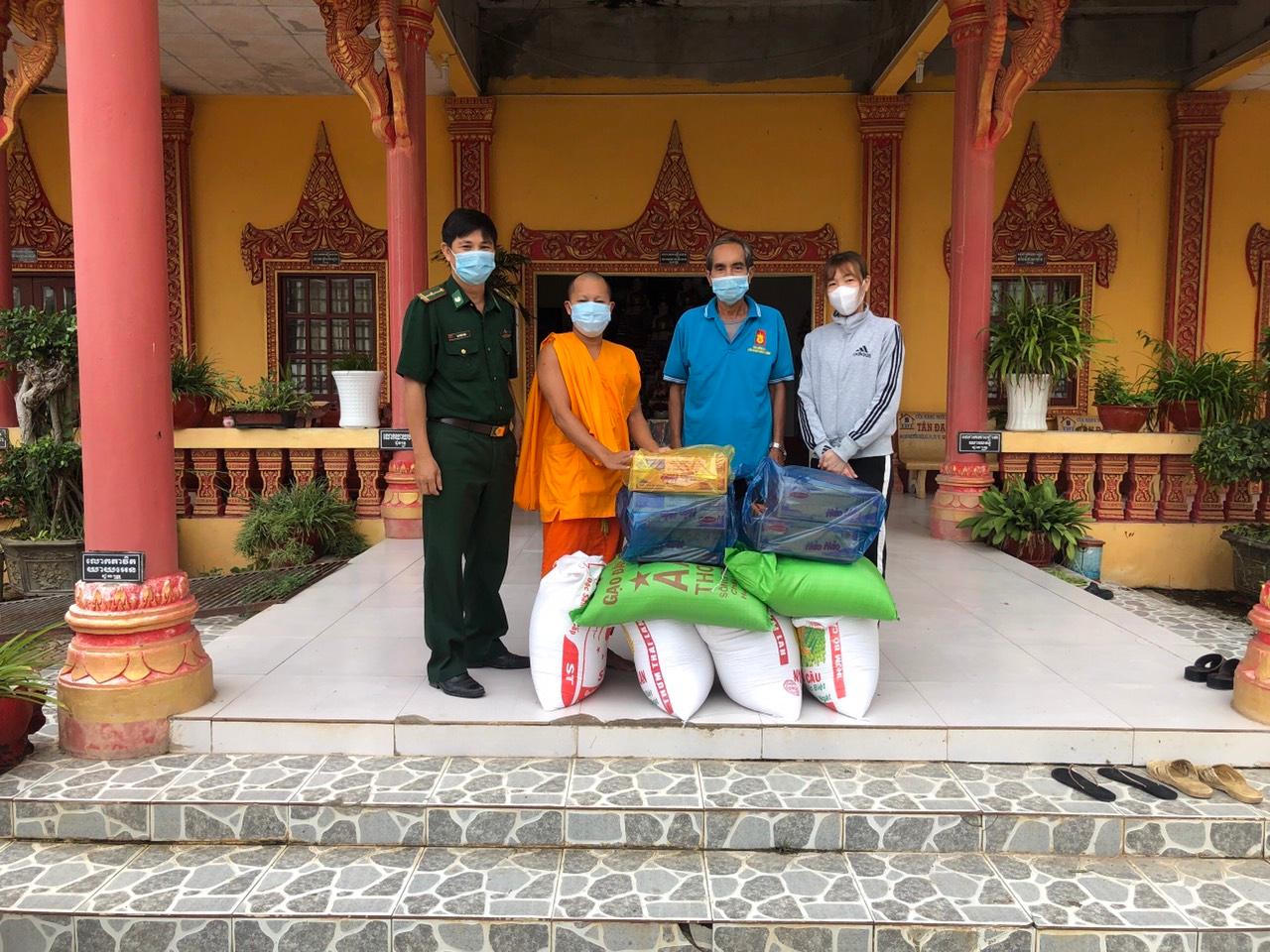 Sóc Trăng tặng quà cho các hộ gia đình Khmer đặc biệt khó khăn đang giãn cách xã hội