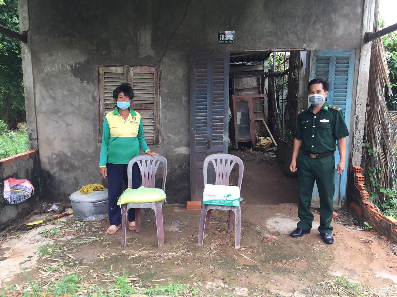 Sóc Trăng tặng quà cho các hộ gia đình Khmer đặc biệt khó khăn đang giãn cách xã hội