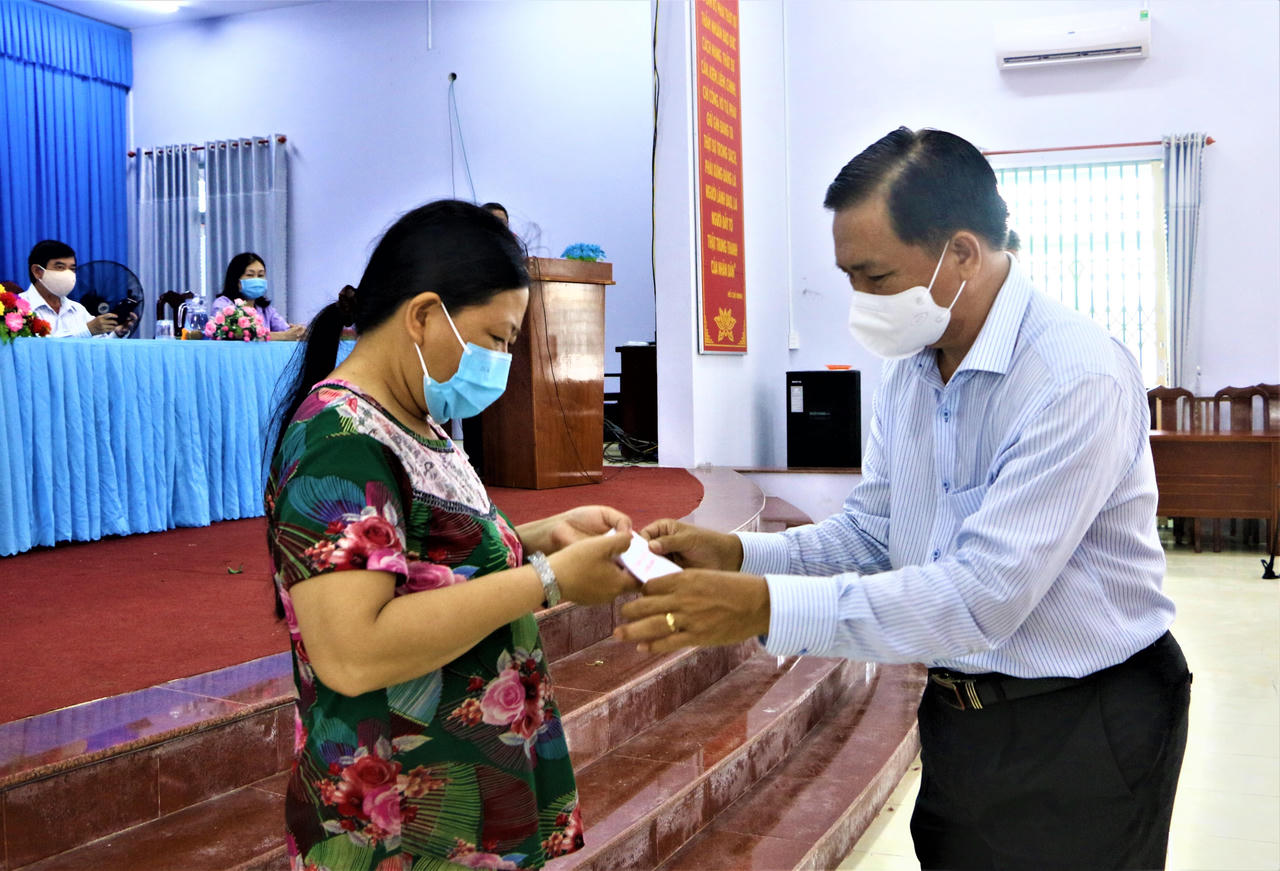 Hỗ trợ trên 5,6 tỉ đồng cho người bán vé số dạo bị ảnh hưởng bởi COVID-19