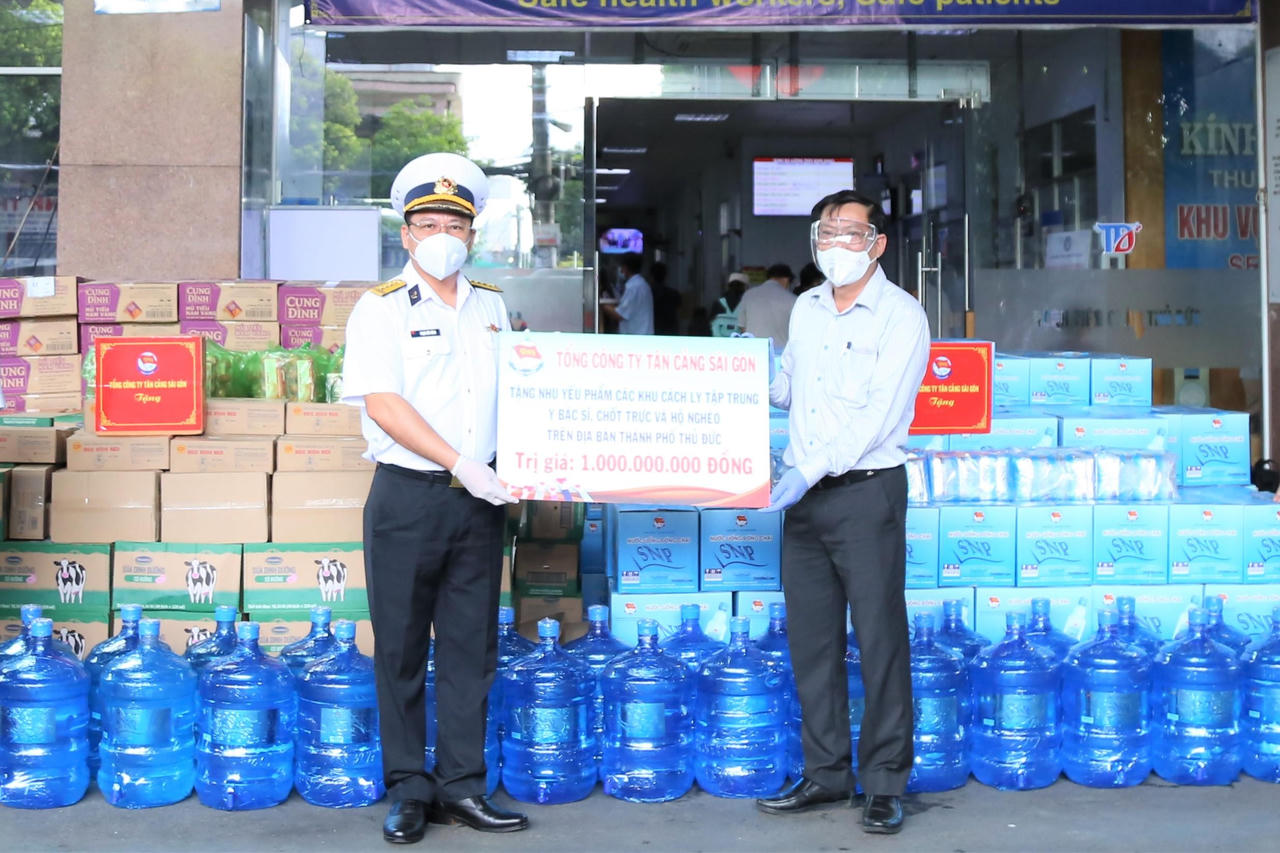 Tân cảng Sài Gòn tặng hơn 1 tỷ đồng nhu yếu phẩm thiết yếu cho lực lượng phòng, chống dịch COVID-19