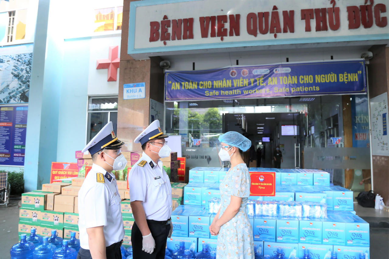 Tân cảng Sài Gòn tặng hơn 1 tỷ đồng nhu yếu phẩm thiết yếu cho lực lượng phòng, chống dịch COVID-19