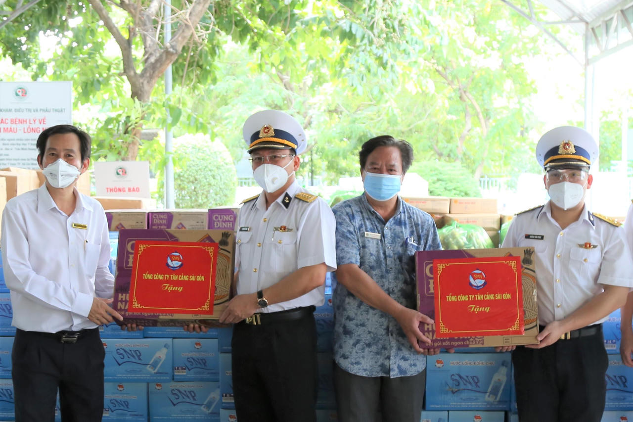 Tân cảng Sài Gòn tặng hơn 1 tỷ đồng nhu yếu phẩm thiết yếu cho lực lượng phòng, chống dịch COVID-19