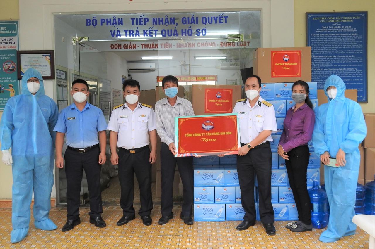 Tân cảng Sài Gòn tặng hơn 1 tỷ đồng nhu yếu phẩm thiết yếu cho lực lượng phòng, chống dịch COVID-19