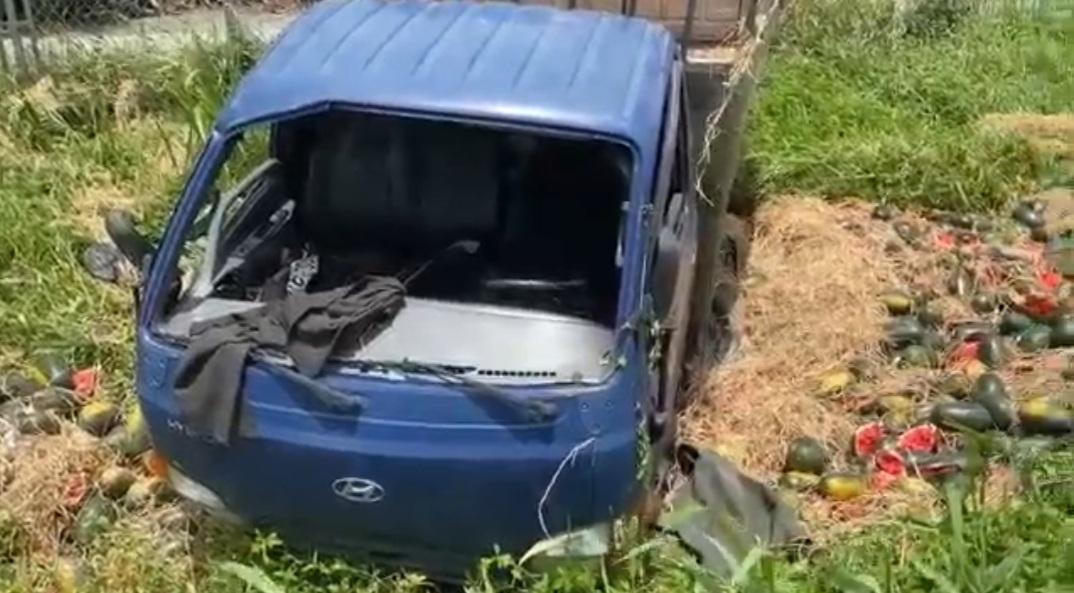 Xe tải tông sập taluy lao ra khỏi đường cao tốc