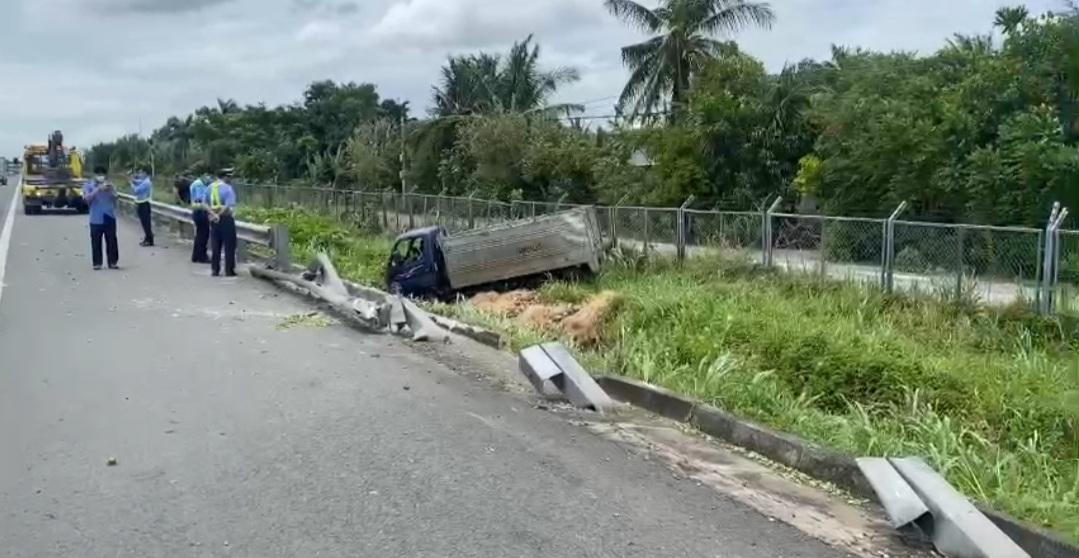 Xe tải tông sập taluy lao ra khỏi đường cao tốc