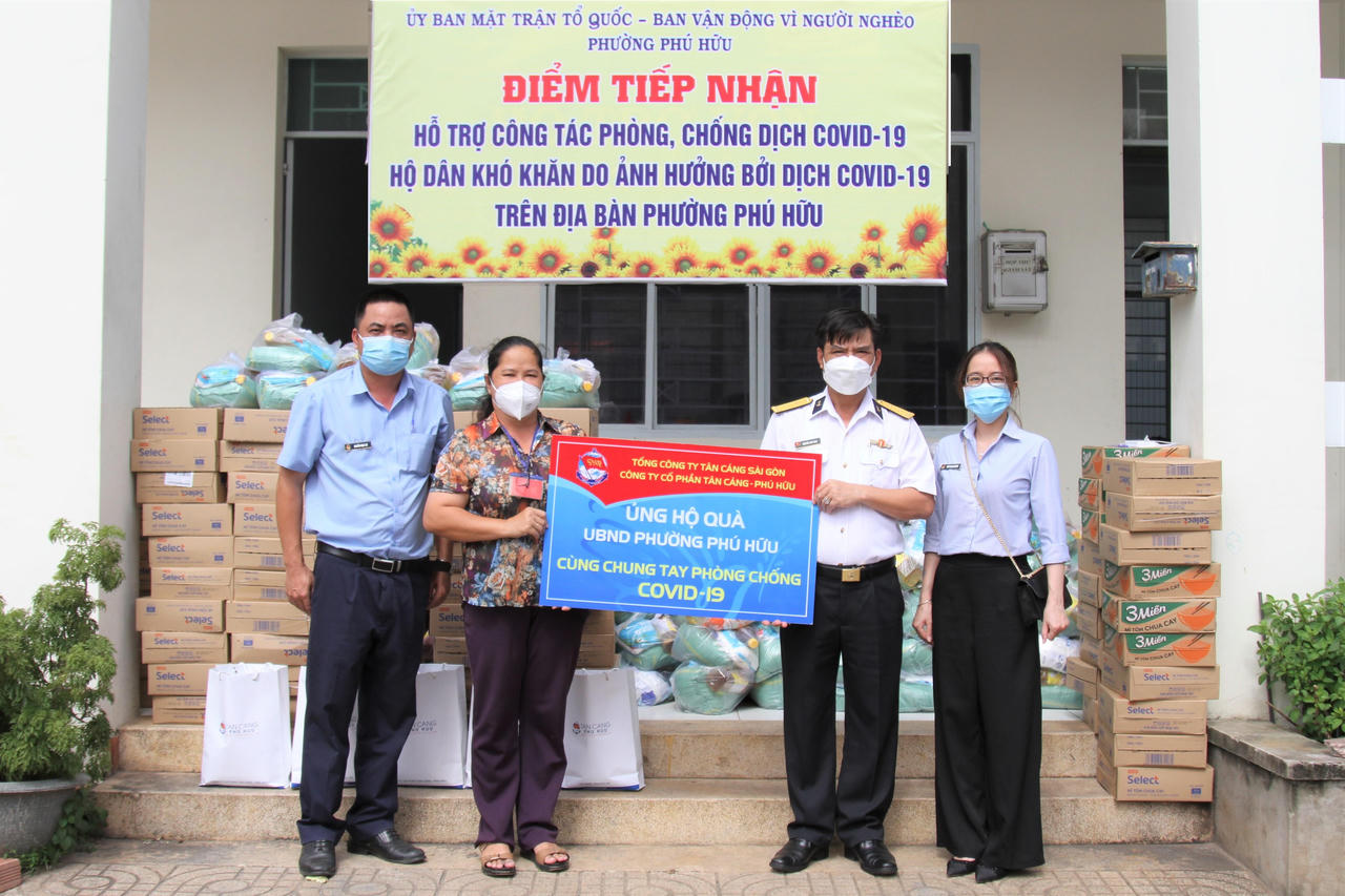 Tân cảng Phú Hữu tặng nhu yếu phẩm thiết yếu cho các lực lượng chống dịch