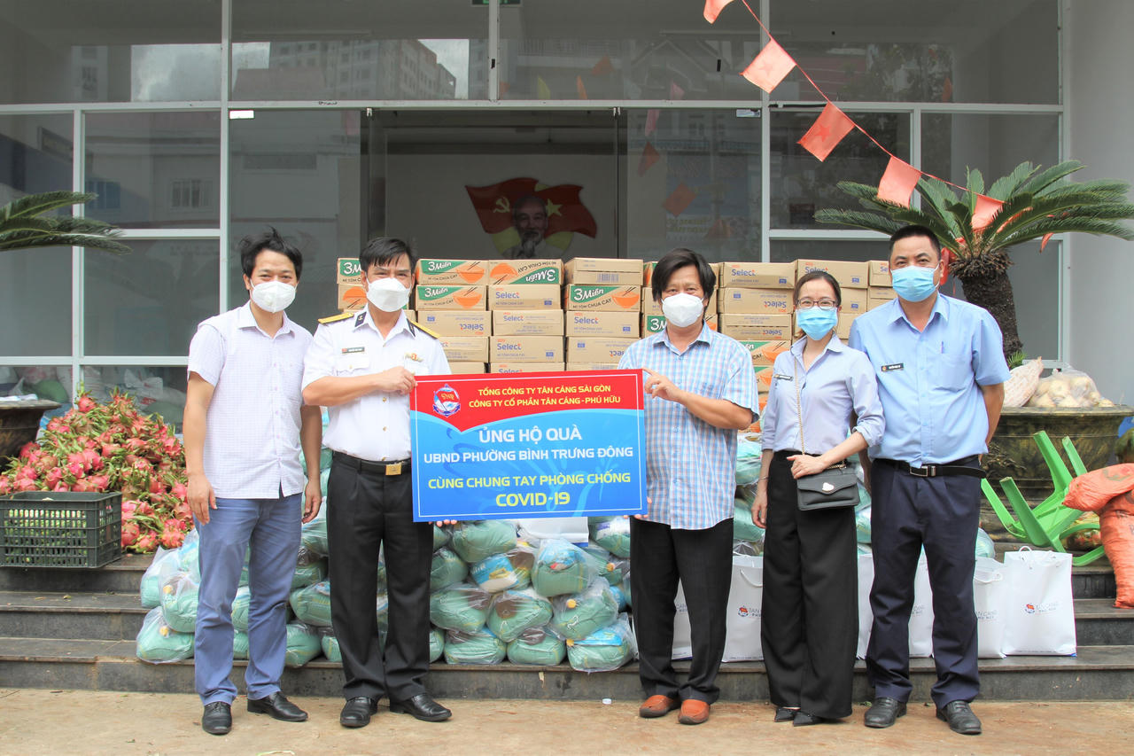 Tân cảng Phú Hữu tặng nhu yếu phẩm thiết yếu cho các lực lượng chống dịch