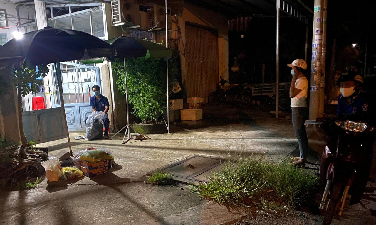 Bất ngờ 'cái kết' cho anh công nhân đi bộ gần 300km về quê