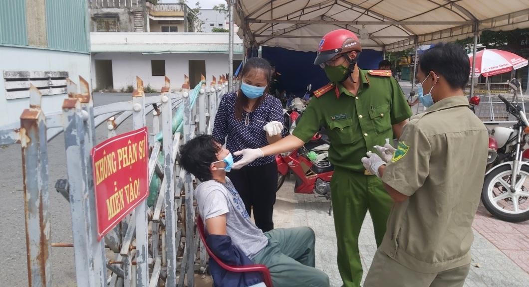 Thanh niên... cào mặt công an khi bị lập biên bản vì 'ra đường không cần thiết'