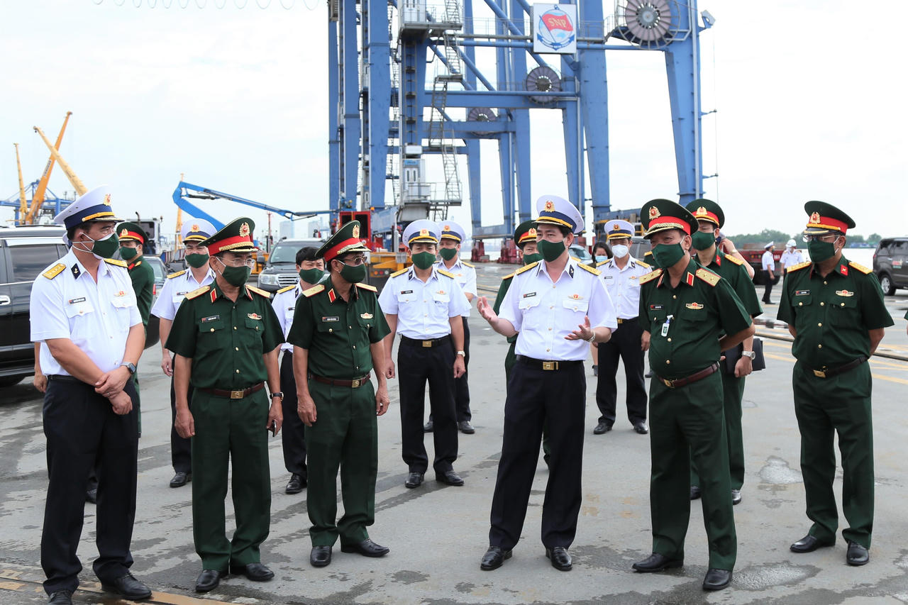 Bộ Quốc phòng kiểm tra công tác sản xuất và phòng chống dịch tại Tân cảng Sài Gòn