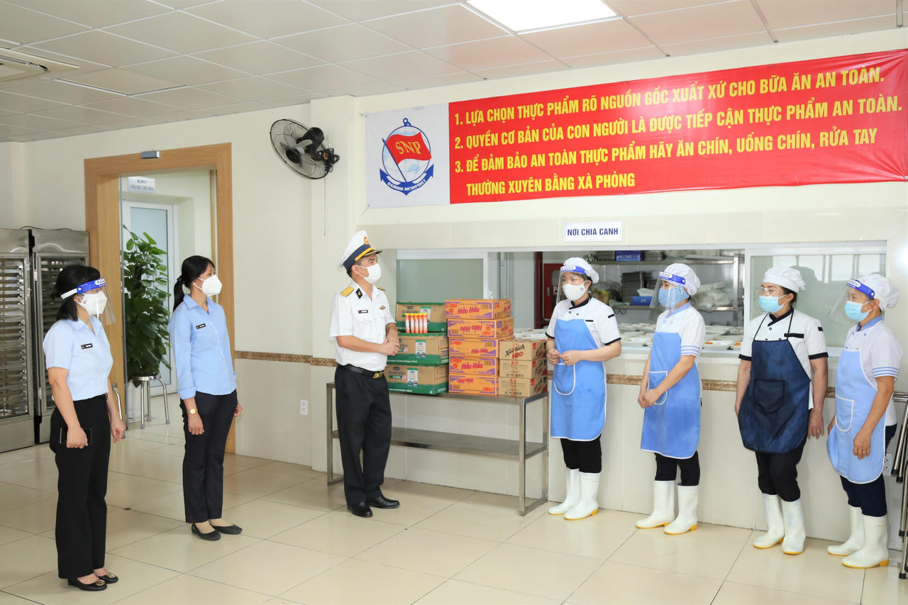 Tặng quà cán bộ, hội viên phụ nữ nơi tuyến đầu phòng chống dịch