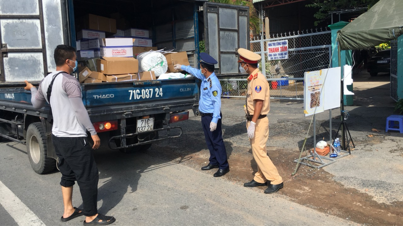 Phát hiện nhiều hàng hóa vi phạm trên xe “luồng xanh”