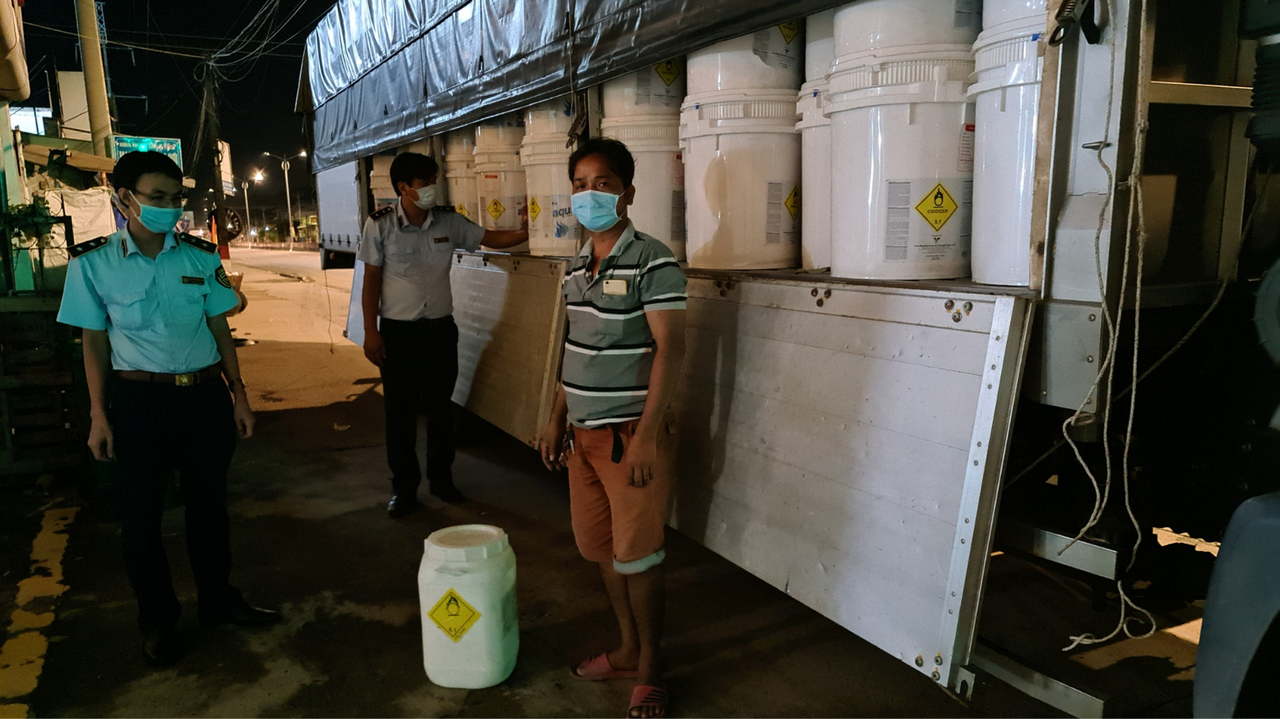 Phát hiện nhiều hàng hóa vi phạm trên xe “luồng xanh”