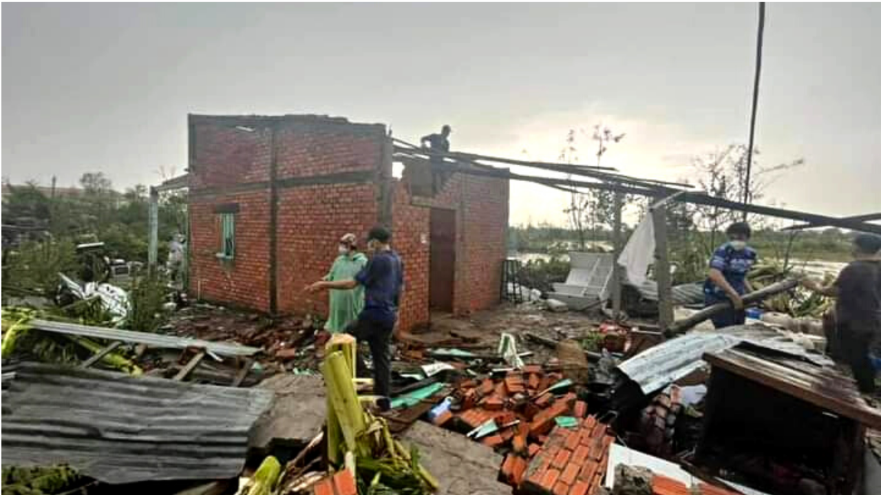 Mưa giông lớn khiến 3 người bị thương, 49 căn nhà hư hỏng