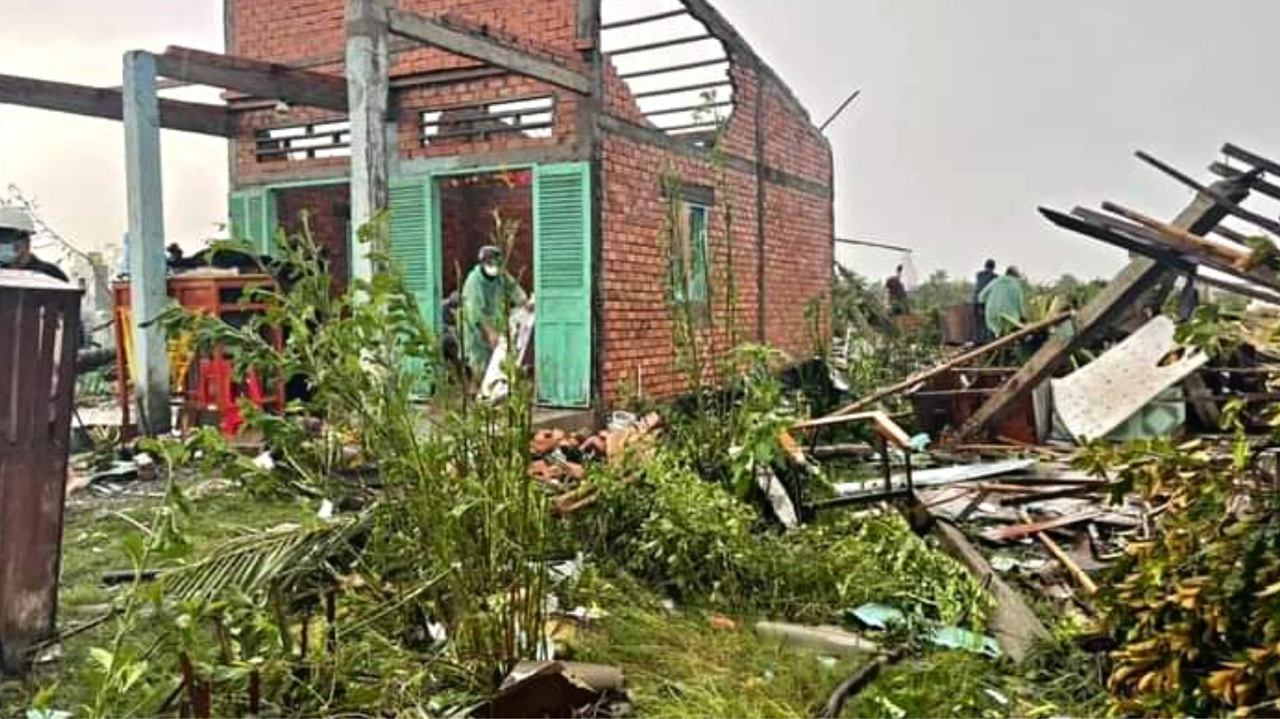 Mưa giông lớn khiến 3 người bị thương, 49 căn nhà hư hỏng