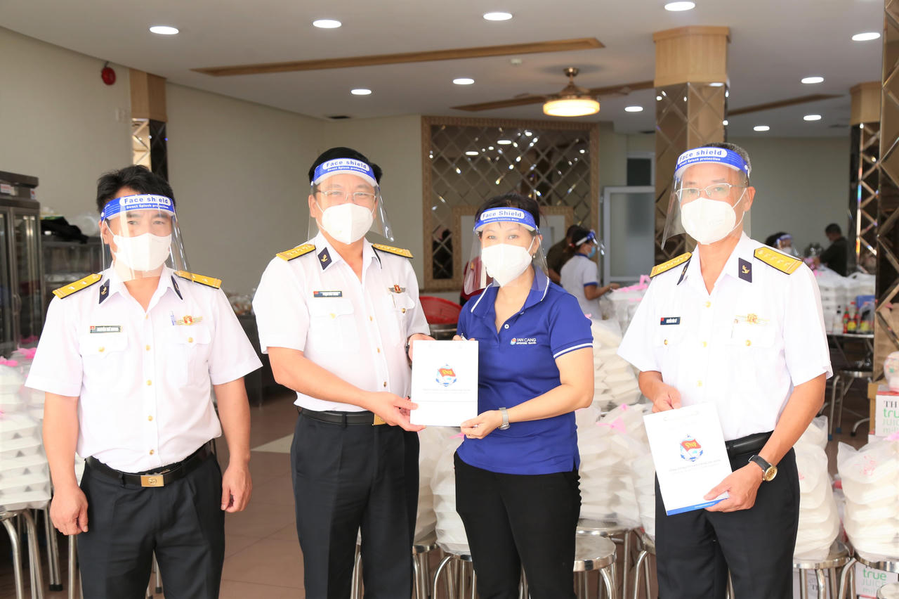 Tân cảng Sài Gòn thưởng 'nóng' cho lực lượng phục vụ tuyến đầu sản xuất, phòng chống dịch