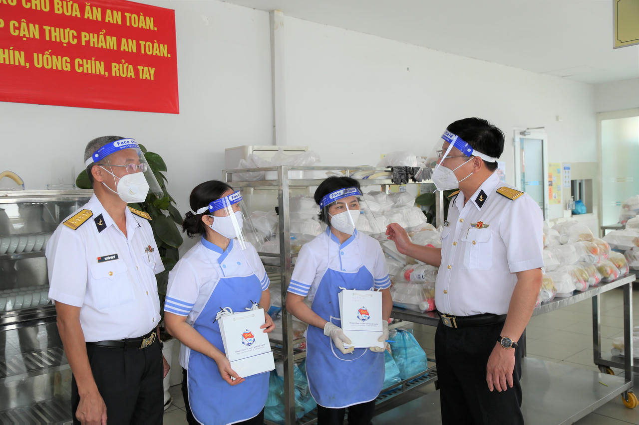 Tân cảng Sài Gòn thưởng 'nóng' cho lực lượng phục vụ tuyến đầu sản xuất, phòng chống dịch