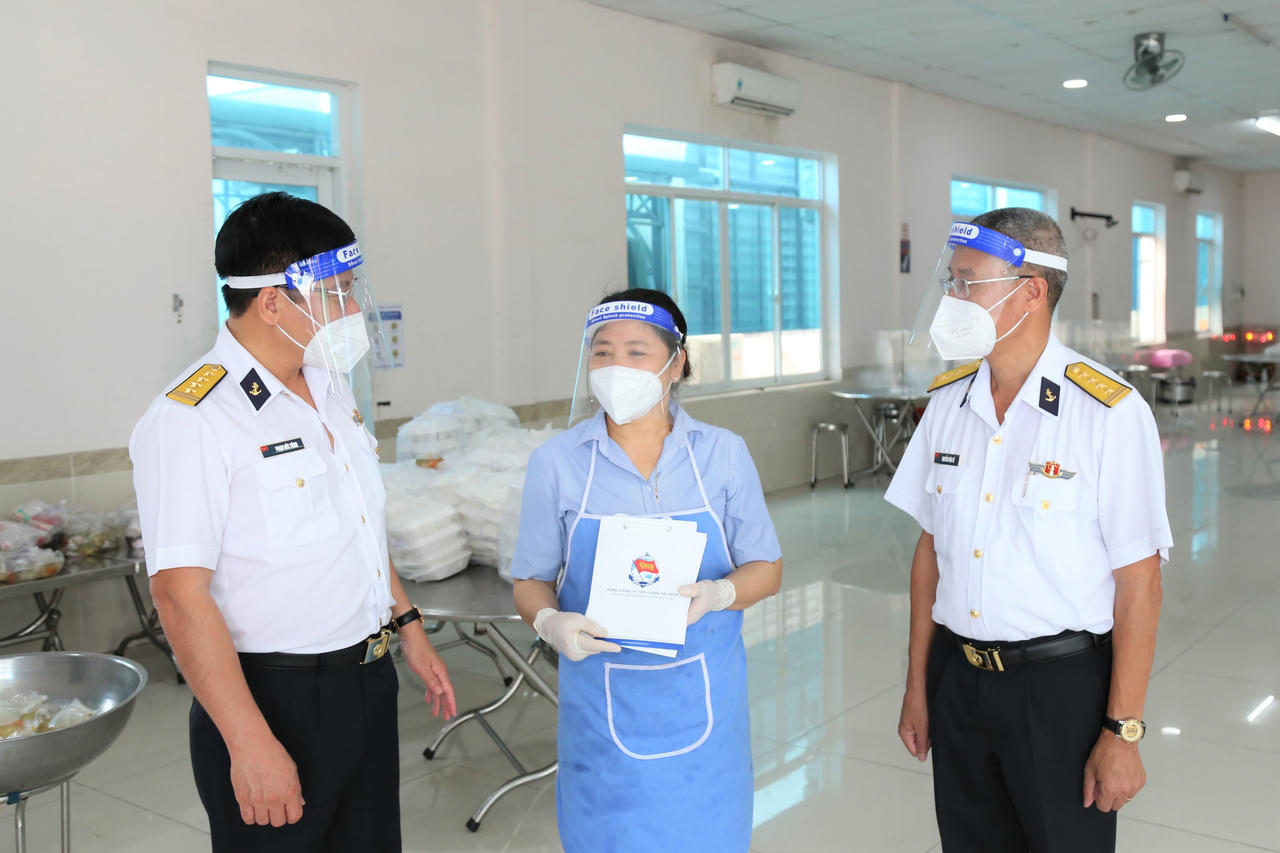 Tân cảng Sài Gòn thưởng 'nóng' cho lực lượng phục vụ tuyến đầu sản xuất, phòng chống dịch