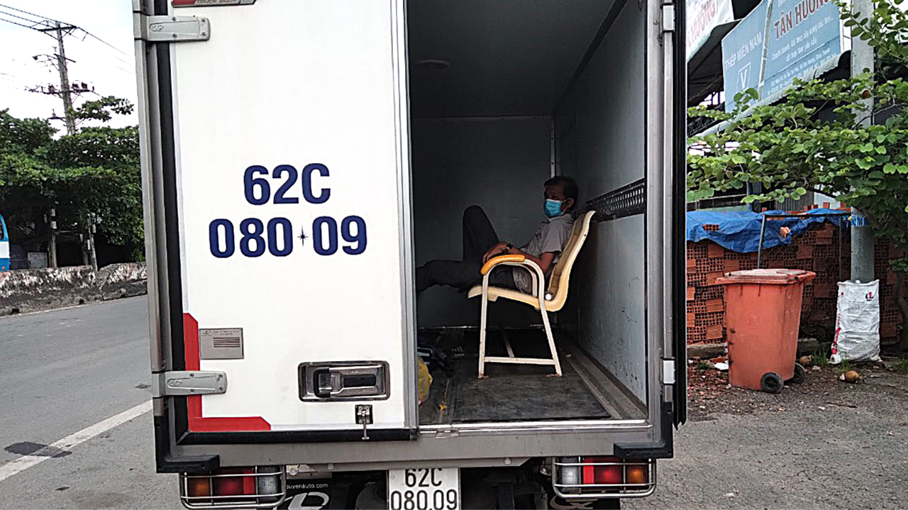 'Qua mặt' lực lượng chức năng bằng xe có logo từ thiện để chở người trái phép