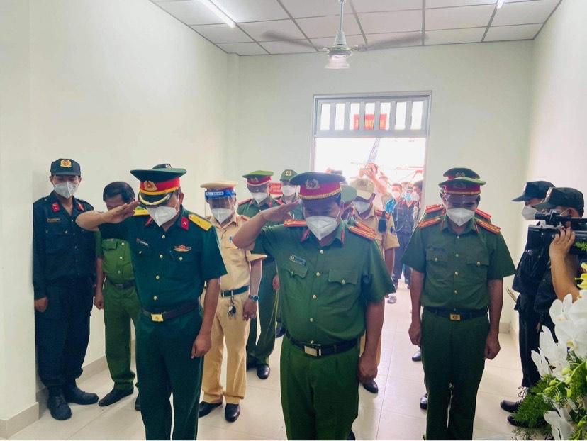 Đại úy Công an chịu tang mẹ ở nơi tuyến đầu chống dịch