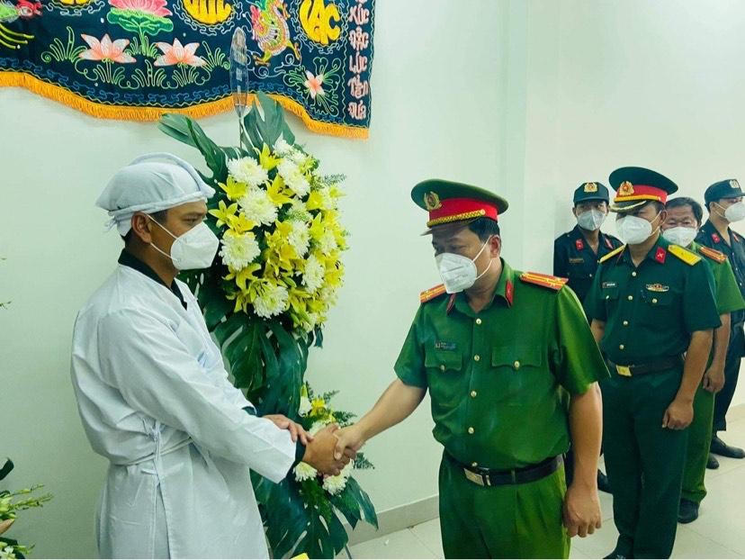 Đại úy Công an chịu tang mẹ ở nơi tuyến đầu chống dịch