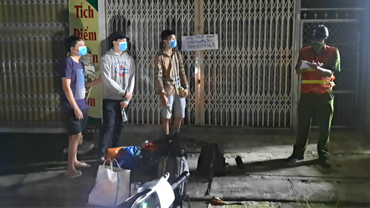Công an tỉnh Tiền Giang giúp đỡ ba thanh niên đi bộ từ TP Hồ Chí Minh về quê