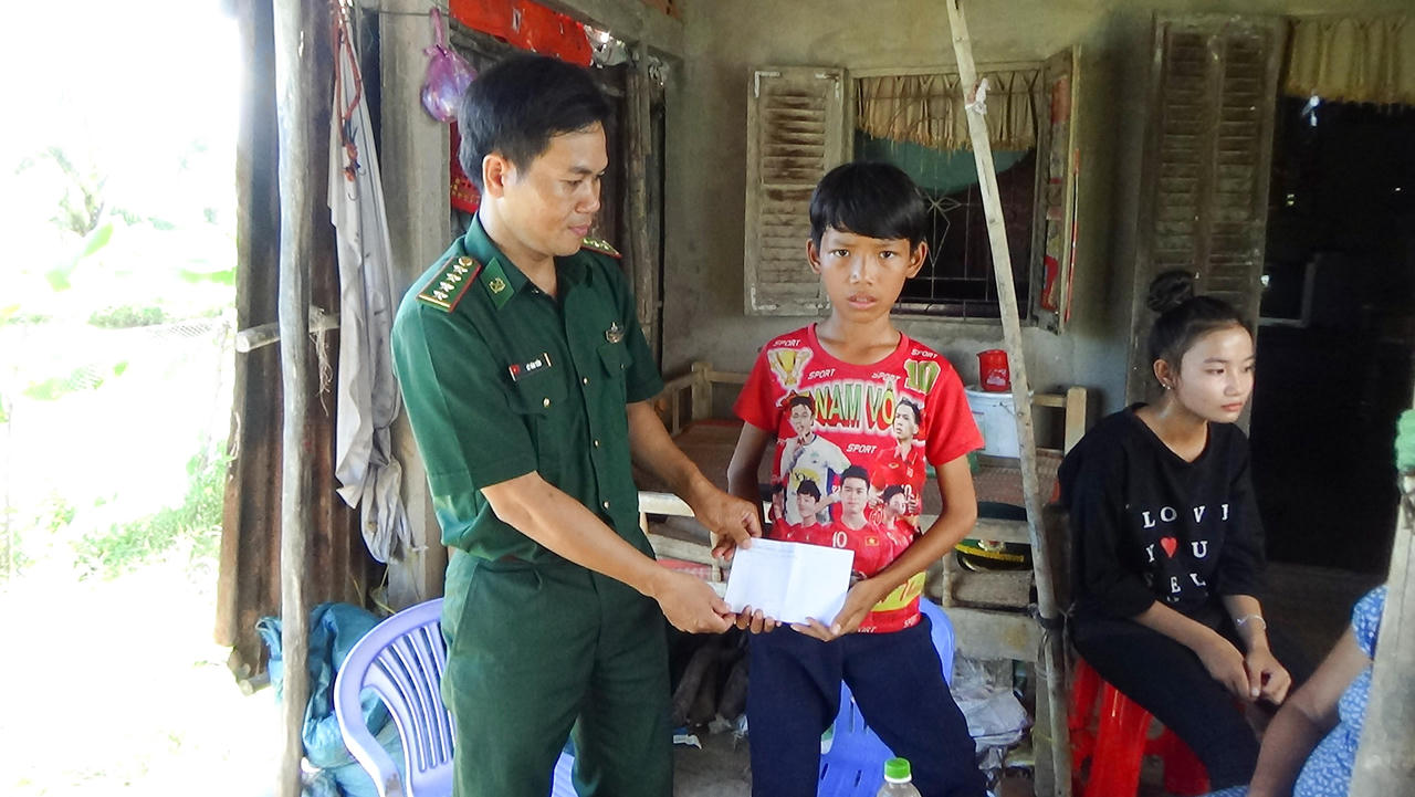 Vun đắp nghĩa tình quân dân từ những mầm xanh vùng biên giới