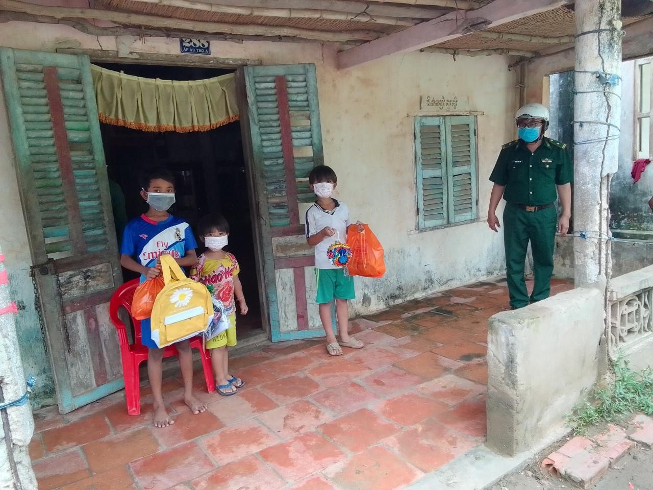 Vun đắp nghĩa tình quân dân từ những mầm xanh vùng biên giới