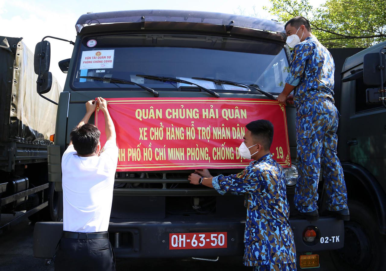 Quân chủng Hải quân hỗ trợ TP HCM 135 tấn gạo và 25 tỷ đồng chống dịch COVID-19